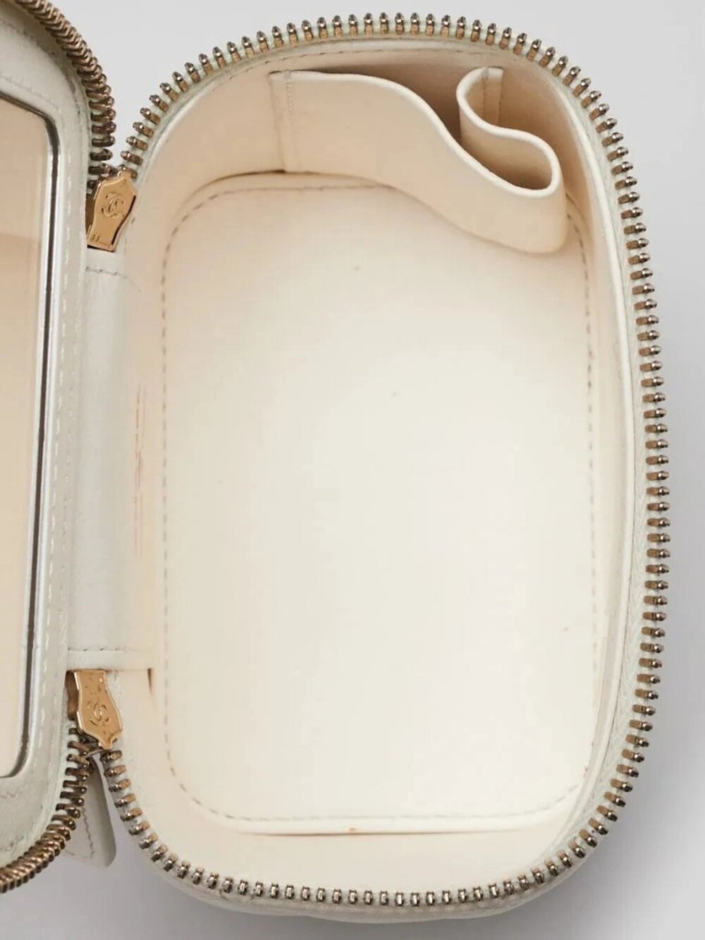 Chanel White Quilted Lambskin Mini Vanity Case With CC Chain Bag - Picture 11 of 12